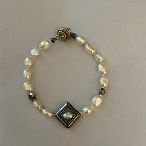 No brand faux pearl bracelet.